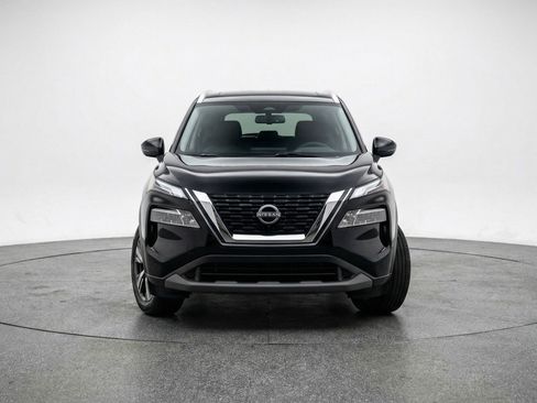 Used 2025 Nissan Rogue SV image 2