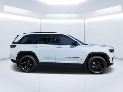 Certified 2023 Jeep Grand Cherokee Limited w/ Luxury Tech Group II AWD/4WD image 2