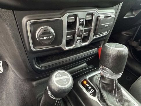 Used 2019 Jeep Wrangler Unlimited Sahara image 25