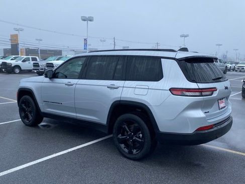 Used 2024 Jeep Grand Cherokee L Altitude AWD/4WD image 3
