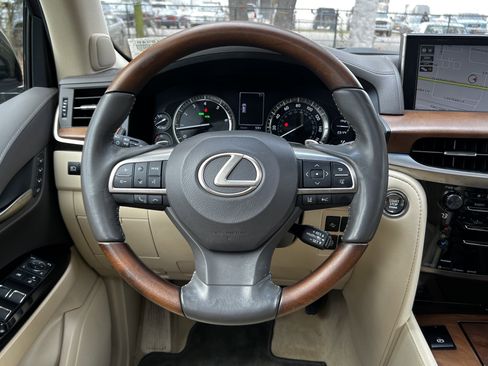 Used 2020 Lexus LX 570 4WD w/ Luxury Package image 34