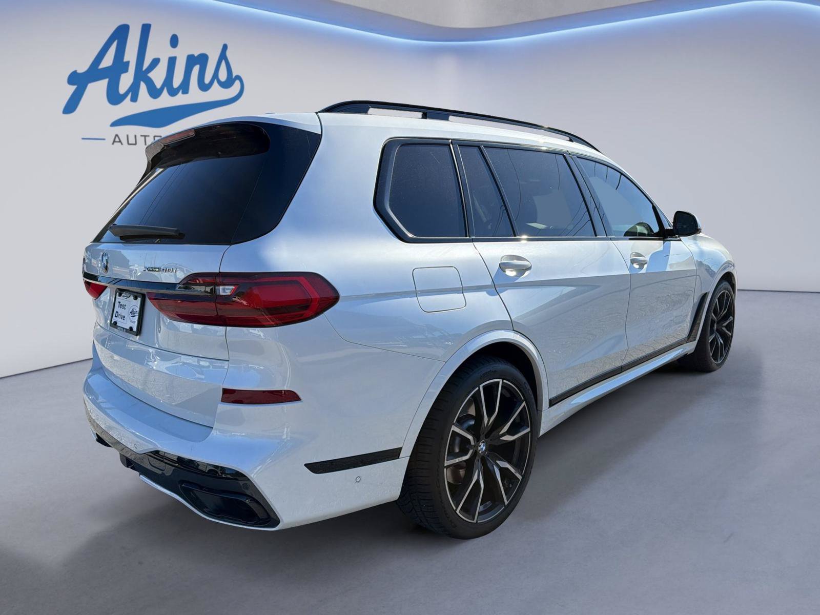 Used 2022 BMW X7 xDrive40i w/ M Sport Package AWD/4WD image 6