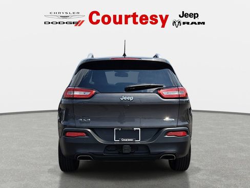 Used 2018 Jeep Cherokee Latitude Plus w/ Cold Weather Group AWD/4WD image 4