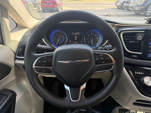 Used 2017 Chrysler Pacifica Touring image 10