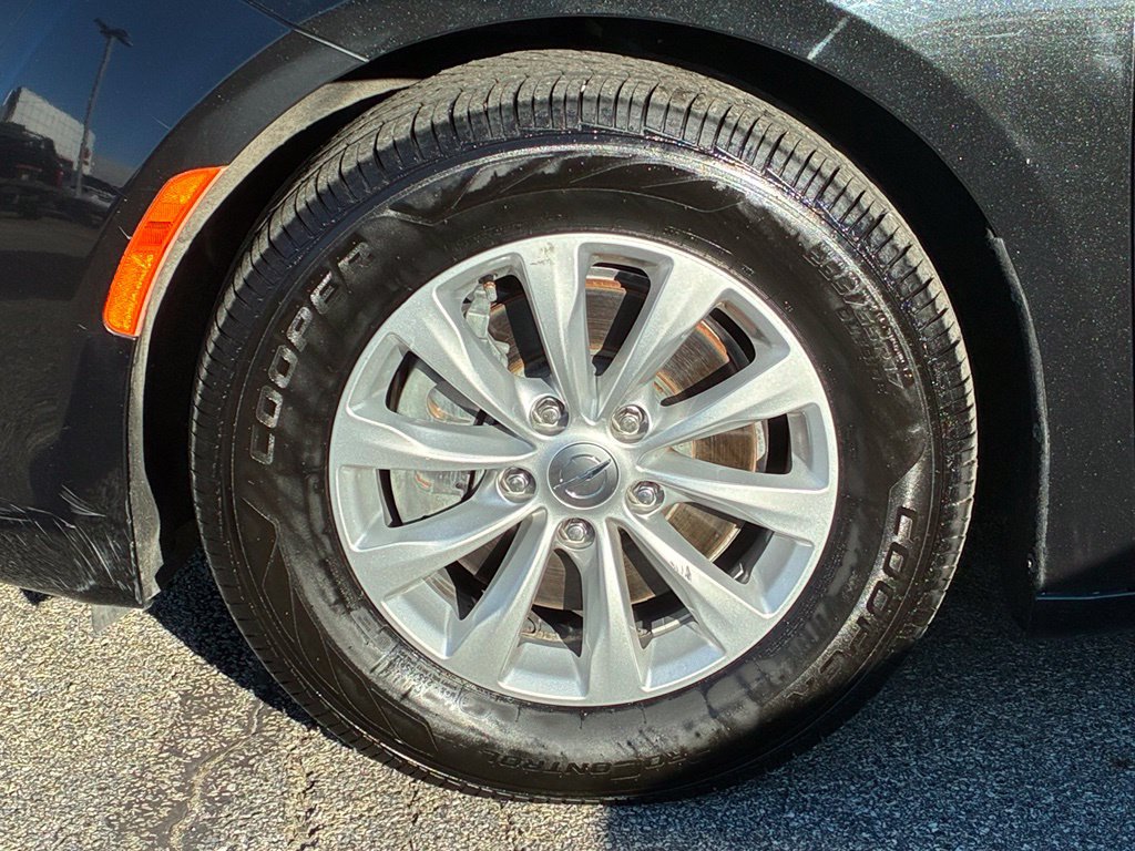 Used 2017 Chrysler Pacifica Touring-L FWD image 14
