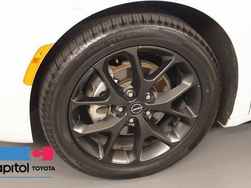 Used 2025 Chrysler Pacifica Limited FWD image 7