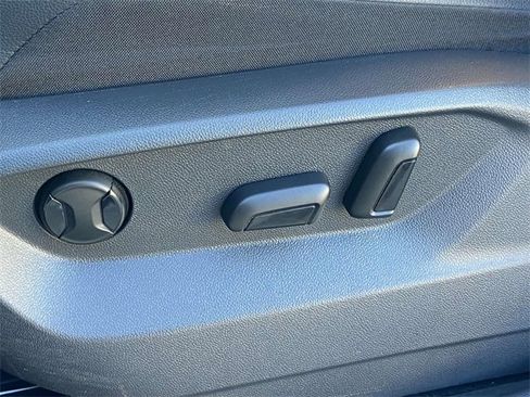 Used 2019 Volkswagen Tiguan SE image 16