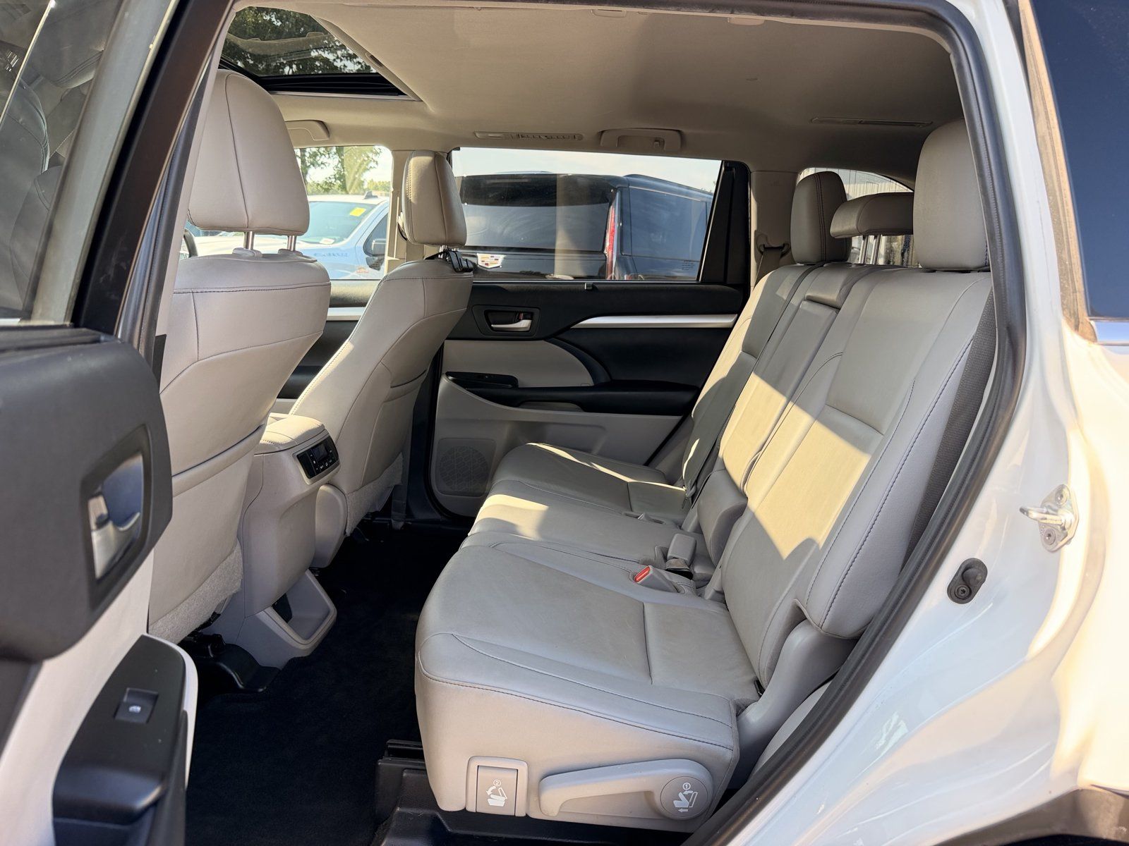 Used 2019 Toyota Highlander XLE FWD image 30
