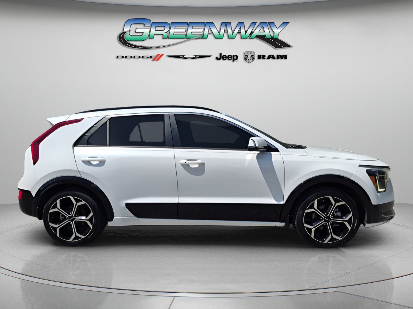Used 2023 Kia Niro EX Touring FWD image 4