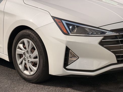 Used 2020 Hyundai Elantra SE w/ Cargo Package (C1) FWD image 2