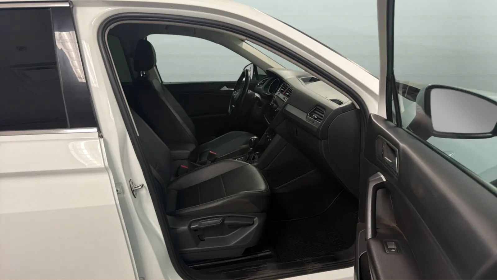 Used 2019 Volkswagen Tiguan SE FWD image 22