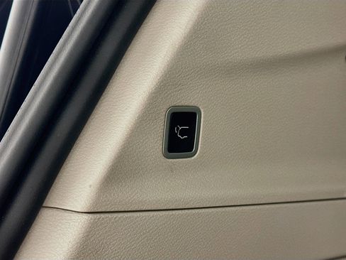Used 2024 Chrysler Pacifica Touring-L FWD image 31
