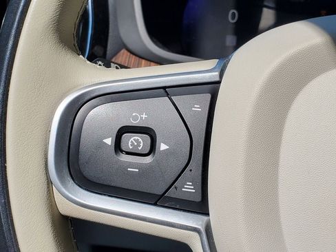 Certified 2022 Volvo XC60 B5 Momentum image 19