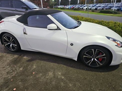 Used 2018 Nissan 370Z Touring Sport image 3