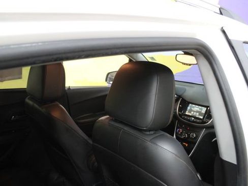 Used 2019 Chevrolet Trax LT w/ LT Convenience Package FWD image 10