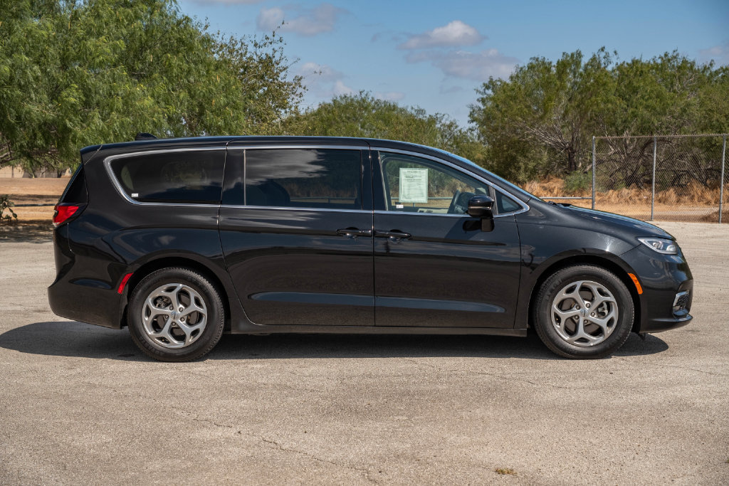 Used 2024 Chrysler Pacifica Limited FWD image 9