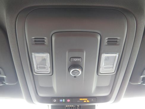 Used 2025 Chevrolet Suburban Z71 image 20