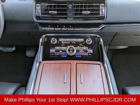 Used 2024 Lincoln Navigator Premiere AWD/4WD image 18