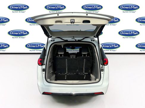 Used 2023 Chrysler Pacifica Touring-L FWD image 25