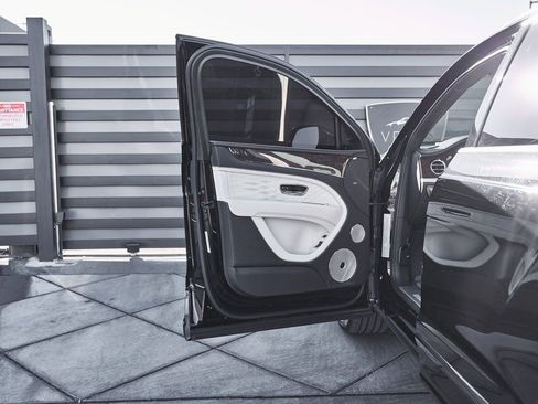 Used 2023 Bentley Bentayga Extended Wheelbase image 28