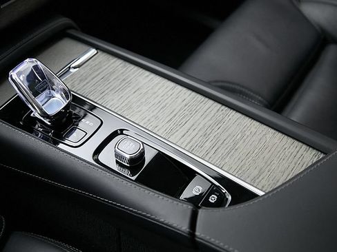 Certified 2023 Volvo XC90 T8 Ultimate w/ Protection Package Premier AWD/4WD image 19