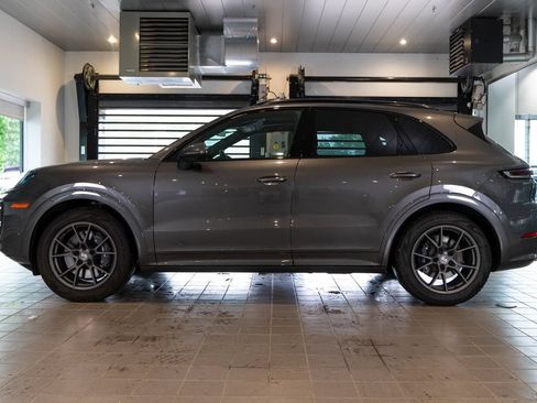 Certified 2026 Porsche Cayenne AWD/4WD image 2