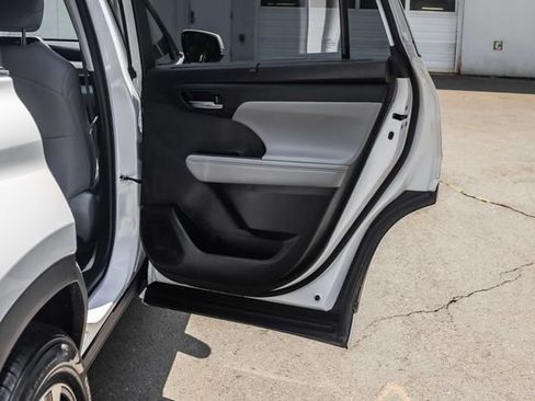 Used 2022 Toyota Highlander XLE AWD/4WD image 16