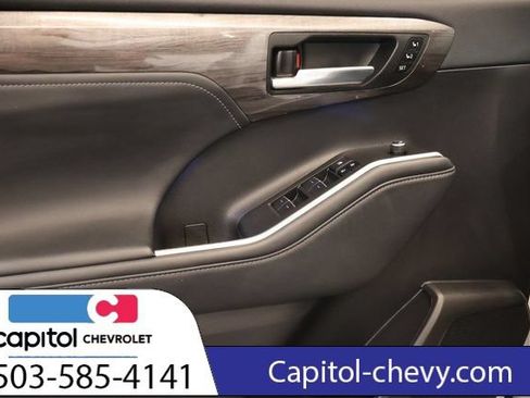 Used 2022 Toyota Highlander Limited AWD/4WD image 10
