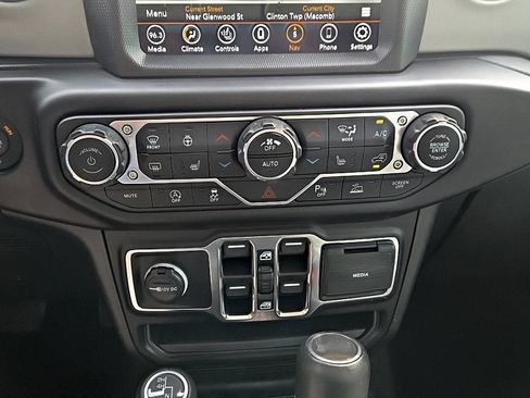 Used 2023 Jeep Wrangler Unlimited Sahara AWD/4WD image 19