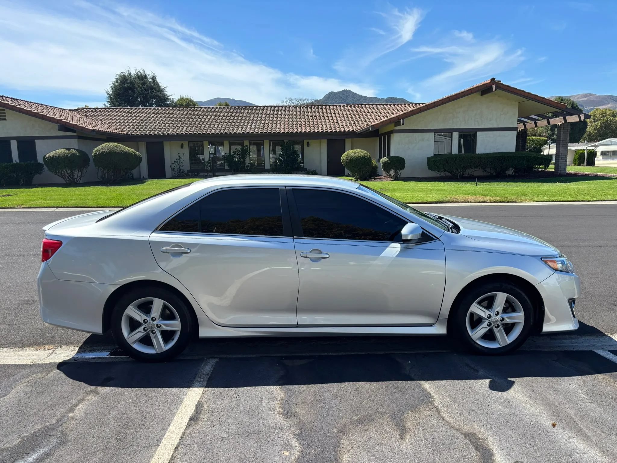 Used 2012 Toyota Camry SE FWD image 3