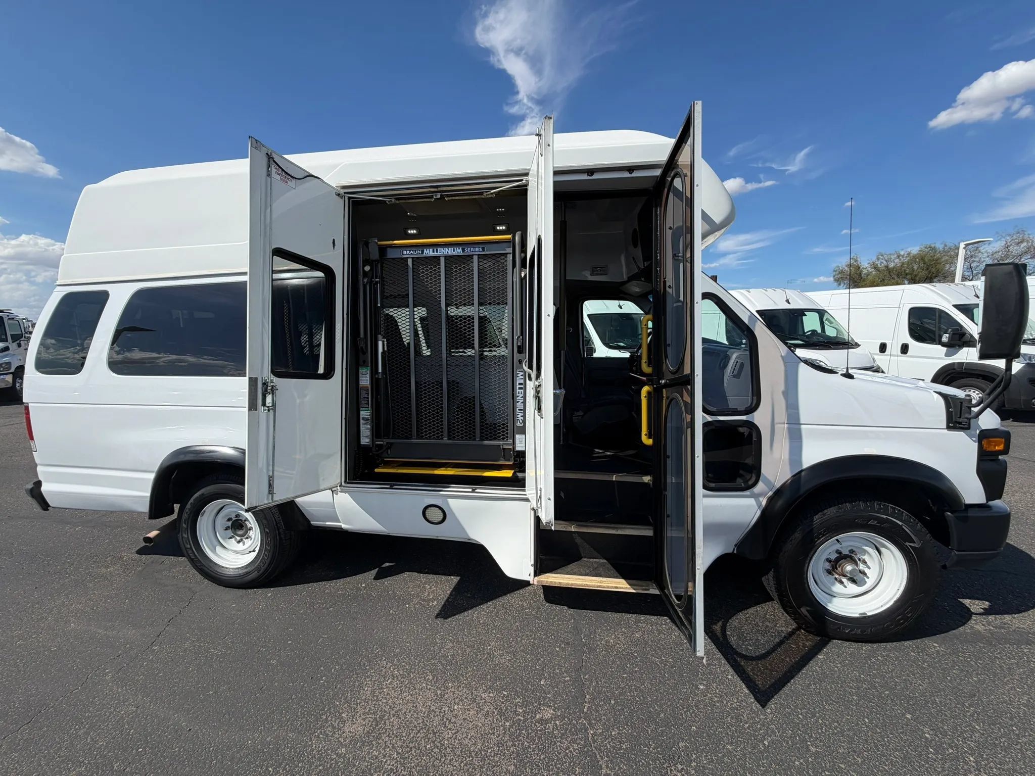 Used 2011 Ford E-350 and Econoline 350 Extended Super Duty RWD image 13