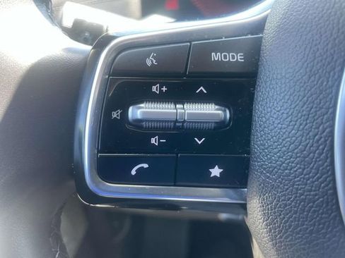 Used 2025 Kia Carnival FWD image 30