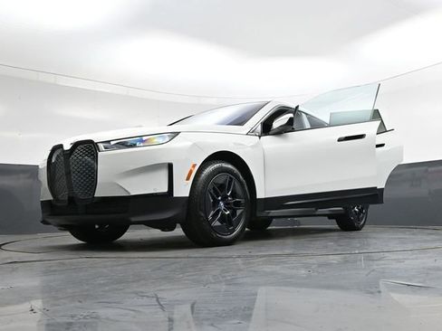 Used 2024 BMW iX xDrive50 w/ Premium Package image 43