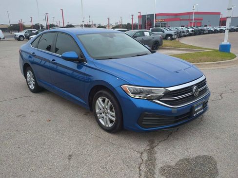 Used 2022 Volkswagen Jetta SE image 2
