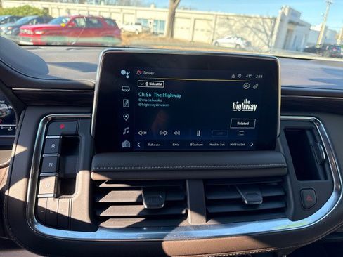 Used 2023 Chevrolet Suburban LT w/ Luxury Package image 24