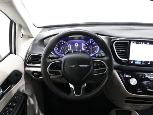 Used 2024 Chrysler Pacifica Touring-L FWD image 13