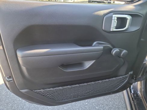 Used 2024 Jeep Gladiator Sport image 13