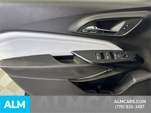 Used 2025 Chevrolet Trax LT w/ LT Convenience Package image 11