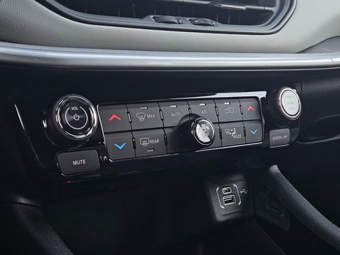 New 2026 Jeep Compass Limited image 18