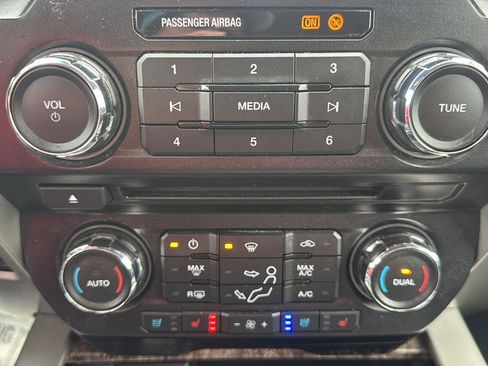 Used 2017 Ford F350 Lariat w/ Chrome Package image 28