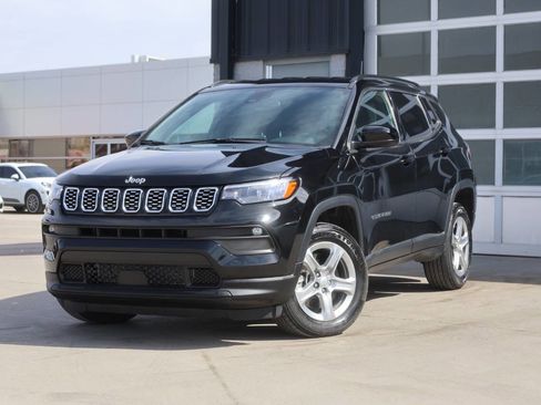 Used 2024 Jeep Compass Latitude w/ Convenience Group image 3