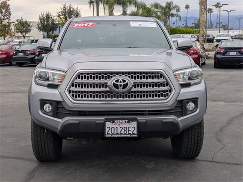 Used 2017 Toyota Tacoma TRD Off-Road image 2