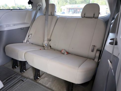 Used 2015 Toyota Sienna XLE image 24