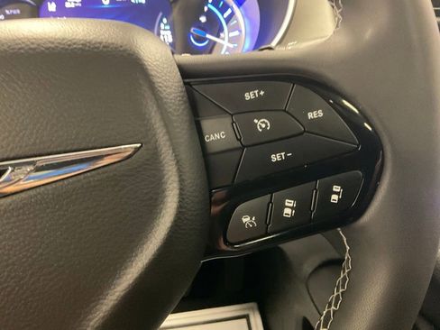 Used 2024 Chrysler Pacifica Premium image 21