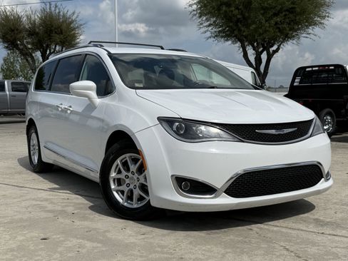 Used 2020 Chrysler Pacifica Touring-L image 2