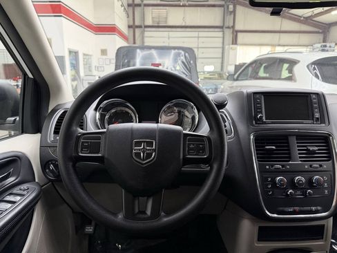 Used 2018 Dodge Grand Caravan SE FWD image 19