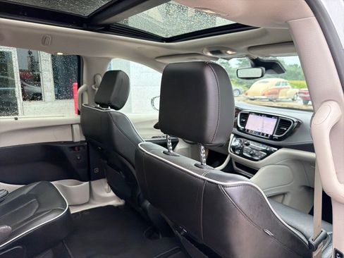 Used 2024 Chrysler Pacifica Limited FWD image 30