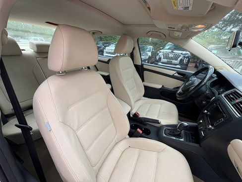 Used 2011 Volkswagen Jetta SE FWD image 8