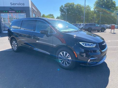 Used 2025 Chrysler Pacifica Select FWD image 3
