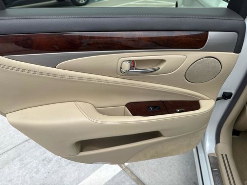 Used 2013 Lexus LS 460 w/ Comfort Pkg RWD image 43